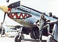 James devant son North American P-51 Mustang en Corée du Sud (1950).