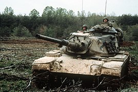 Tank M60A1 na vojenském cvičení Námořní pěchoty USA