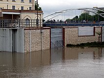 Geschlossene Hochwasserschutzwand in Oppeln im Mai 2010