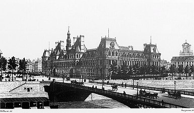 L'hôtel de ville reconstruit, à la fin du XIXe siècle.