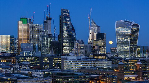 Super lune sur la cité de Londres. Avec Tower 42, 122 Leadenhall, 30 St Mary Axe, Lloyd’s Building, Willis Building (Londres), 20 Fenchurch Street et le monument au Grand incendie de Londres. Janvier 2018.