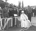 ʻAbdu'l-Bahá en Ĥajfo okaze de la ceremonio por sia ordenigo al "Kavalireco de la Brita Imperio" je la 27a de aprilo 1920