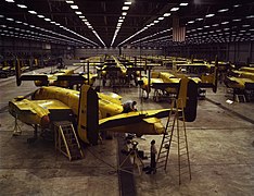 Alfred T. Palmer - Assembling the North American B-25 Mitchell at Kansas City, Kansas (USA)