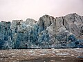 Klein deel van het gletsjerfront van de Kongsveg-gletsjer, die uitkomt in de Kongsfjord