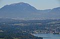 English: View from the Pyramidenkogel at the bay of Velden Deutsch: Blick vom Pyramidenkogel auf die Bucht von Velden