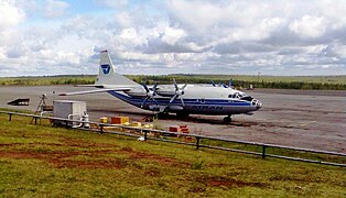 Un Antonov An-12 en la pista de despegue