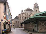 L'église actuelle dans son environnement urbain.