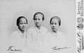 Kartini va uning opa-singillari tomonidan imzolangan kabinet fotosurati. Chap va o'ng: Kartini, Kardinah, Roekmini.