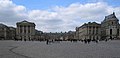 La statue dans la cour d'honneur en 2005. Elle se trouve désormais sur la place d'Armes, 150 mètres en avant, mieux visible depuis l'Avenue de Paris.