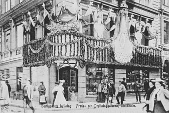 Hörnet Fredsgatan / Drottninggatan festligt smyckat i juli 1905.