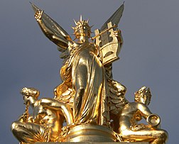 Allégorie de la musique sur le toit de l'Opéra Garnier à Paris.