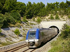 Sortant du tunnel de La Couronne, un TER en 2010.