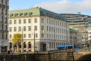 Byggnadens hörn vid Västra Hamngatan 1 och Lilla Torget 5-6. (2019)