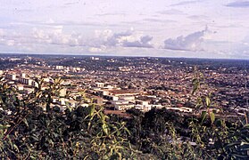 Vue sur Yaoundé depuis le château d'eau en octobre 1973.jpg