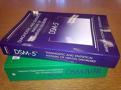 El DSM-5 (on la síndrome d'Asperger ha estat eliminat com a diagnòstic independent el 2013, i s'ha incorporat al ventall de trastorns de l'espectre autista) amb el seu predecessor, el DSM-IV-TR