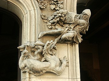 Skulptur am Erdgeschoss von Eusebi Arnau: Sant Jordi, Schutzpatron Kataloniens, kämpft gegen den Drachen.