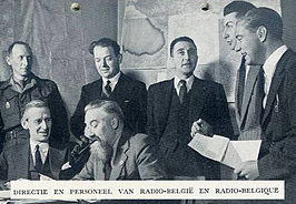 Directie en personeel van Radio België in september 1944. Jan Moedwil onderaan rechts en Victor de Laveleye onderaan links