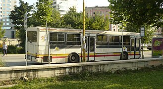 Městský autobus v Tiraně v roce 2009.