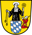 Markt Inchenhofen In Gold über einem Schild mit den bayerischen Rauten wachsend der silbern nimbierte hl. Leonhard in der schwarzen Kutte der Benediktiner, rechts eine Kette, links einen Krummstab haltend; links neben ihm kniet ein rotgekleideter betender Pilger mit Stab und Tasche.