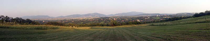 A Meszes északról, az előtérben Csizér falu