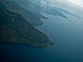 Pantai selatan Danau Toba, Pulau Sibandang dapek diliek di latar