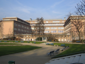 サン＝ランベール公園から見るリセ・カミーユ＝セー (Vue du lycée Camille-Sée depuis le square Saint-Lambert.)