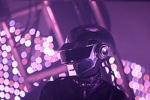 Thomas Bangalter účinkující v roce 2007 jako polovina skupiny Daft Punk.