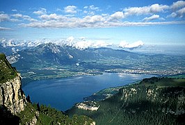 Blick vom Niederhorn auf den Thunersee und Thun