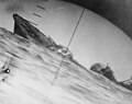 صورة التقطت عبر منظار يعود للغواصة الأمريكية «U.S.S. Nautilus» في 25 يونيو (حزيران) 1942، توثق لحظة غرق المدمرة الحربية «Yamakaze» التابعة لبحرية الإمبراطورية اليابانية بعد أن تعرضت للقصف بالقذائف الطوربيدية.