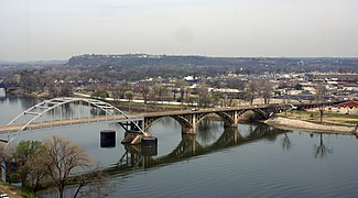 El Arkansas, mirando a través hasta North Little Rock