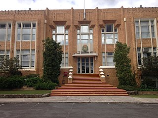 <span class="mw-page-title-main">Secondary school</span> Institution or building where secondary education is provided