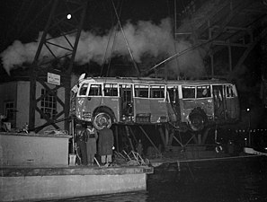 Trådbussen på linje 96 bärgas efter olyckan på gamla Essingebron.