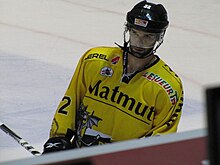 Photographie de Jean-Philippe Paré avec le maillot jaune de Rouen