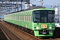 緑色のラッピングが施された8713編成（2021年11月 北野駅 - 長沼駅間）