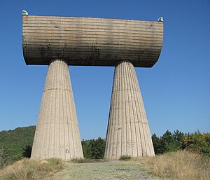 Spomenik „Rudarima palim u NOB-u“ iznad Kosovske Mitrovice, rad vajara Bogdana Bogdanovića