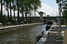 Op de voorgrond de kolk van de Schinkelsluis, op de achtergrond de Schinkelbrug