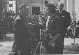 Uitreiking vliegerkruis (2e maal) door H.M. Koningin Juliana aan Kapitein-Vlieger J.H. Lukkien, 3 juni 1950