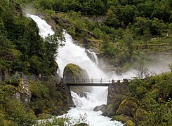 Cascada a la Briksdalselva, alimentada per la font de Briksdalsbreen.