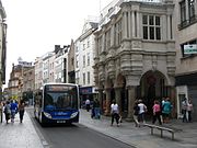 High Street en die Guildhall. Die meeste van die Guildhall is in die middeleeue gebou, maar die fasade is in 1593 gebou.