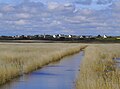 Baie d'Audierne : étang à hauteur du bourg de Plovan, visible à l'arrière-plan