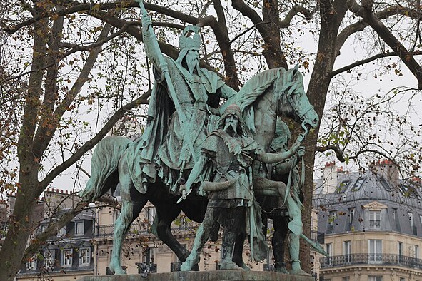 Karlomagnoren omenezko monumentua Notre-Dame katedralaren ondoan (1877).