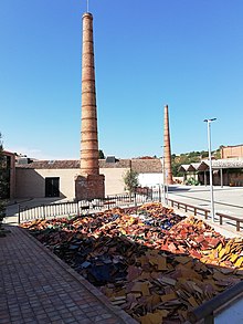 Una de les dues xemeneies del Terracotta Museu, al pati exterior