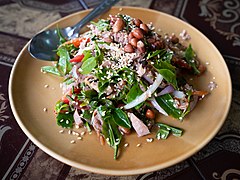 Yam bai cha, salade thaïlandaise épicée à base de jeunes pousses de thé, préparée ici avec du thon.