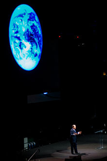 Gore presents his global warming slide show at the University of Miami Al gore presentation.jpg