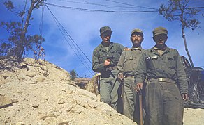 Colombian soldiers with a Chinese prisoner