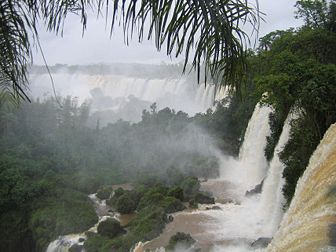 Les chutes d’Iguaçu, sur la frontière entre l’Argentine et le Brésil. (définition réelle 856 × 642*)