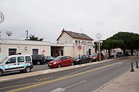 Le bâtiment voyageurs et l'entrée de la gare.