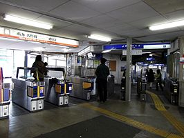 Toeganspoortjes van het station.