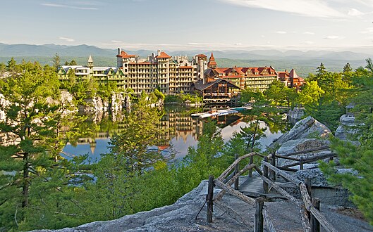 המלון "בית ההרים אגם מוהונק" (Lake Mohonk Mountain House) ברכס שאוואנגנק (Shawangunk Ridge) במדינת ניו יורק. נבנה בשנים 1869–1910, נוסף למרשם ב-1973.