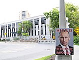 Напис «HUYLO» біля посольства РФ в Канаді (Оттава)